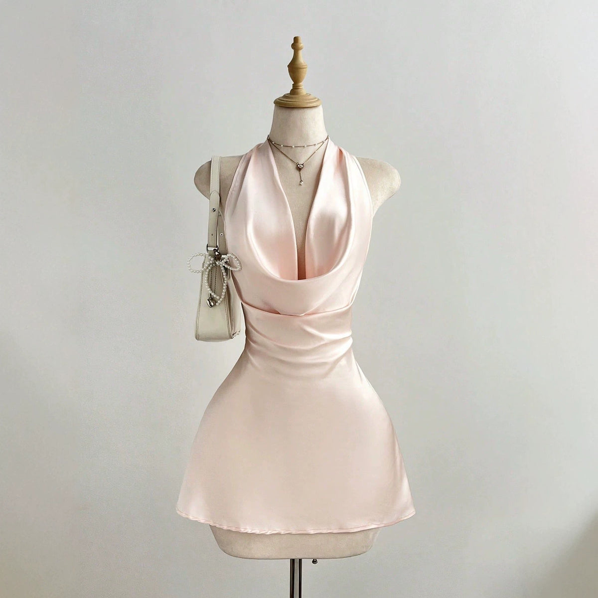 Hanging neck sleeveless dress