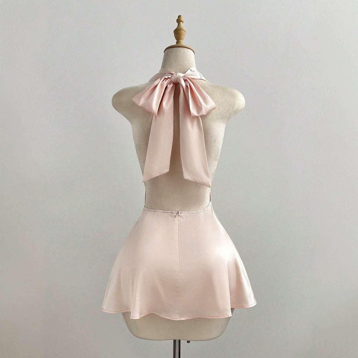 Hanging neck sleeveless dress