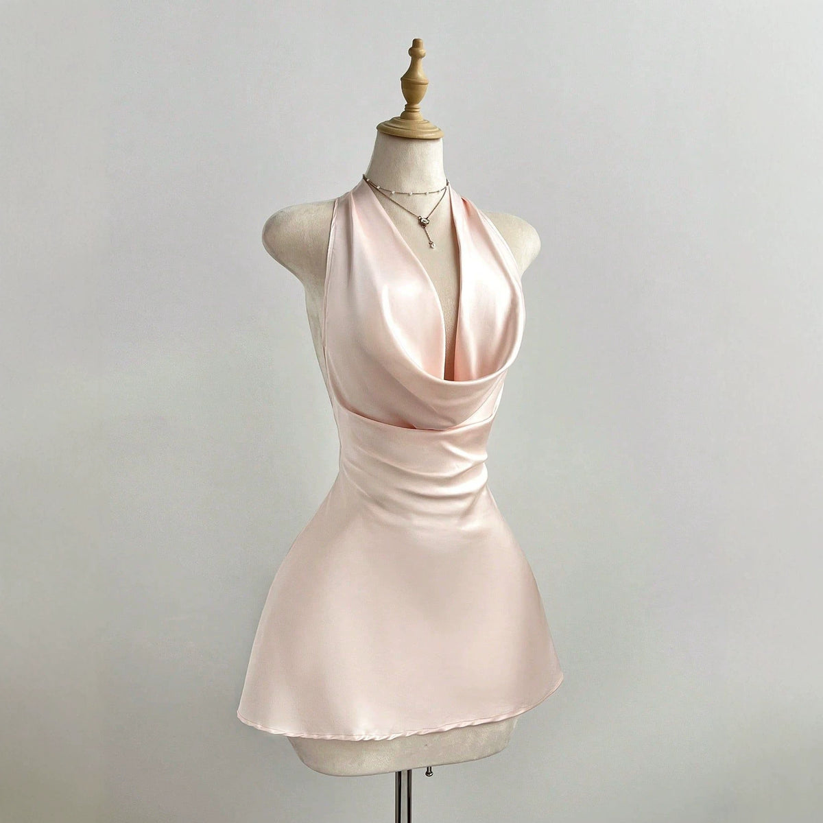 Hanging neck sleeveless dress